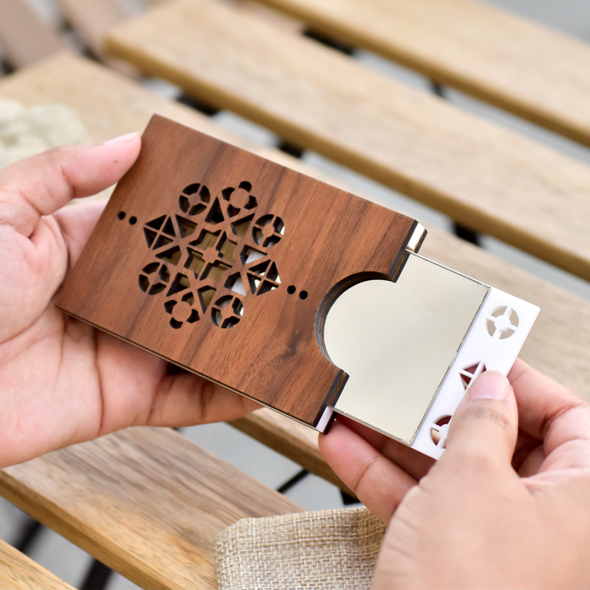 Mar'a: pocket mirror