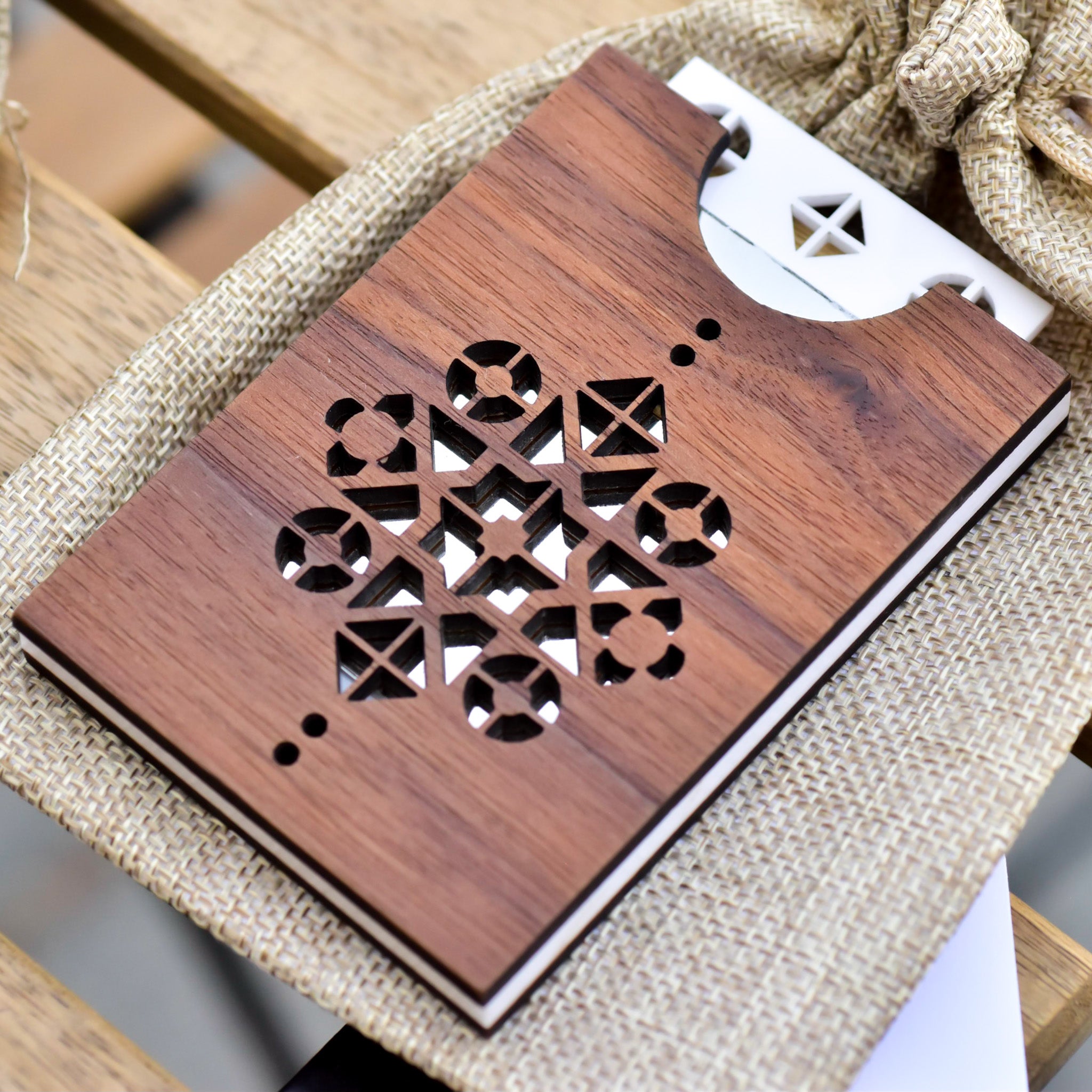 Mar'a: pocket mirror
